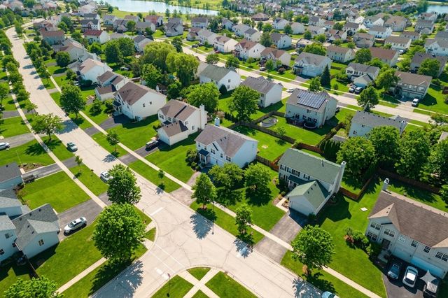 579 W CALDWELL Drive, Round Lake, IL 60073