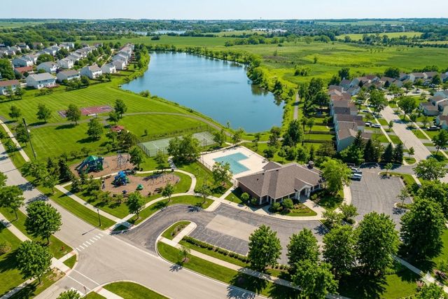 579 W CALDWELL Drive, Round Lake, IL 60073