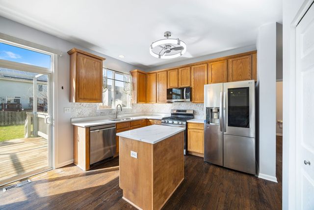 579 W CALDWELL Drive, Round Lake, IL 60073