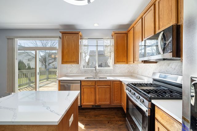 579 W CALDWELL Drive, Round Lake, IL 60073