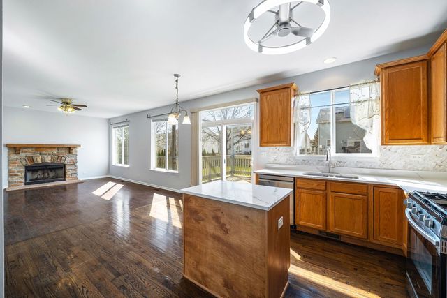 579 W CALDWELL Drive, Round Lake, IL 60073