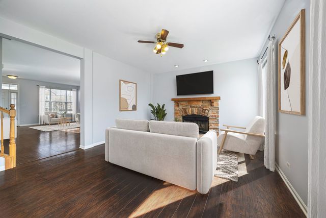 579 W CALDWELL Drive, Round Lake, IL 60073