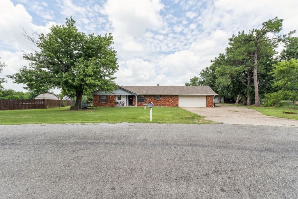 15325 ARROWHEAD Drive, Yukon, OK 73099