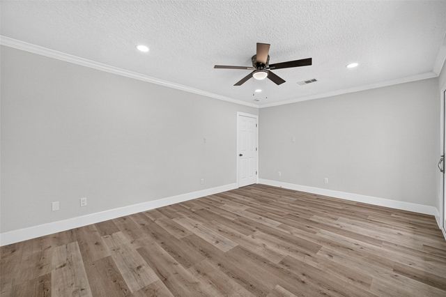 218 Bay Colony Circle, La Porte, TX 77571