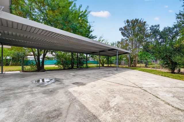 218 Bay Colony Circle, La Porte, TX 77571