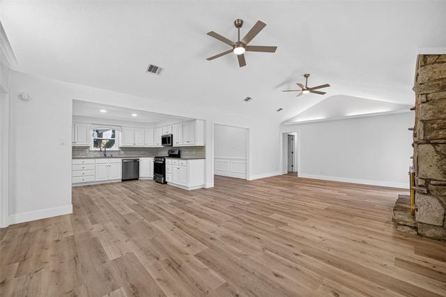 218 Bay Colony Circle, La Porte, TX 77571