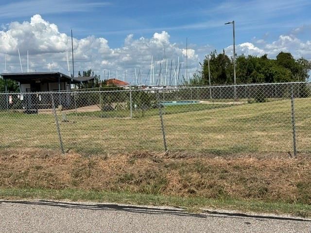 218 Bay Colony Circle, La Porte, TX 77571