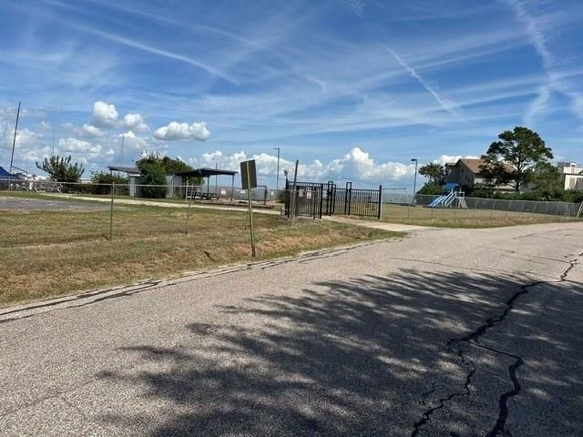 218 Bay Colony Circle, La Porte, TX 77571