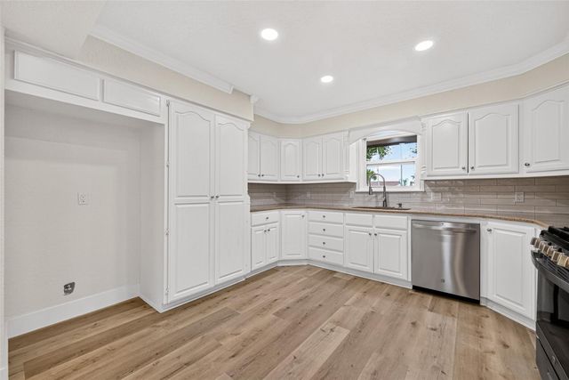 218 Bay Colony Circle, La Porte, TX 77571