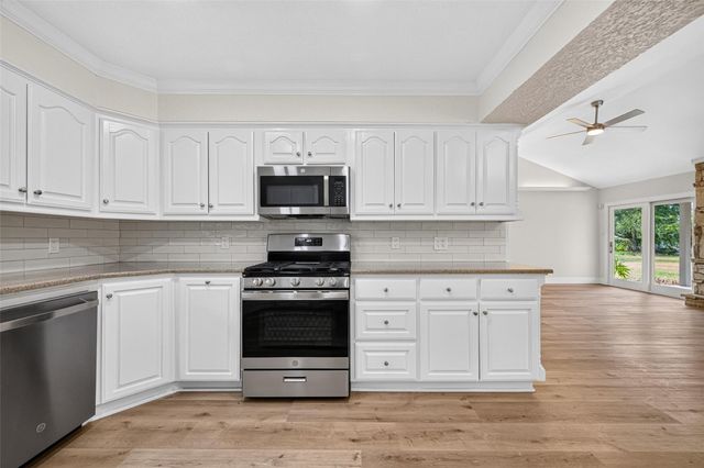 218 Bay Colony Circle, La Porte, TX 77571