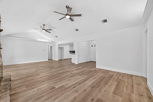 218 Bay Colony Circle, La Porte, TX 77571