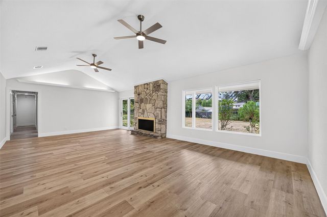 218 Bay Colony Circle, La Porte, TX 77571