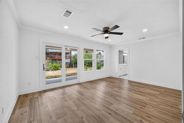 218 Bay Colony Circle, La Porte, TX 77571