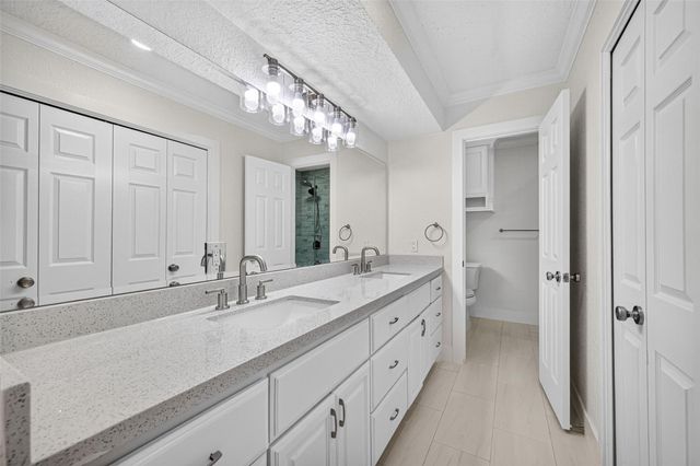 218 Bay Colony Circle, La Porte, TX 77571