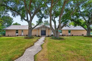 218 Bay Colony Circle, La Porte, TX 77571