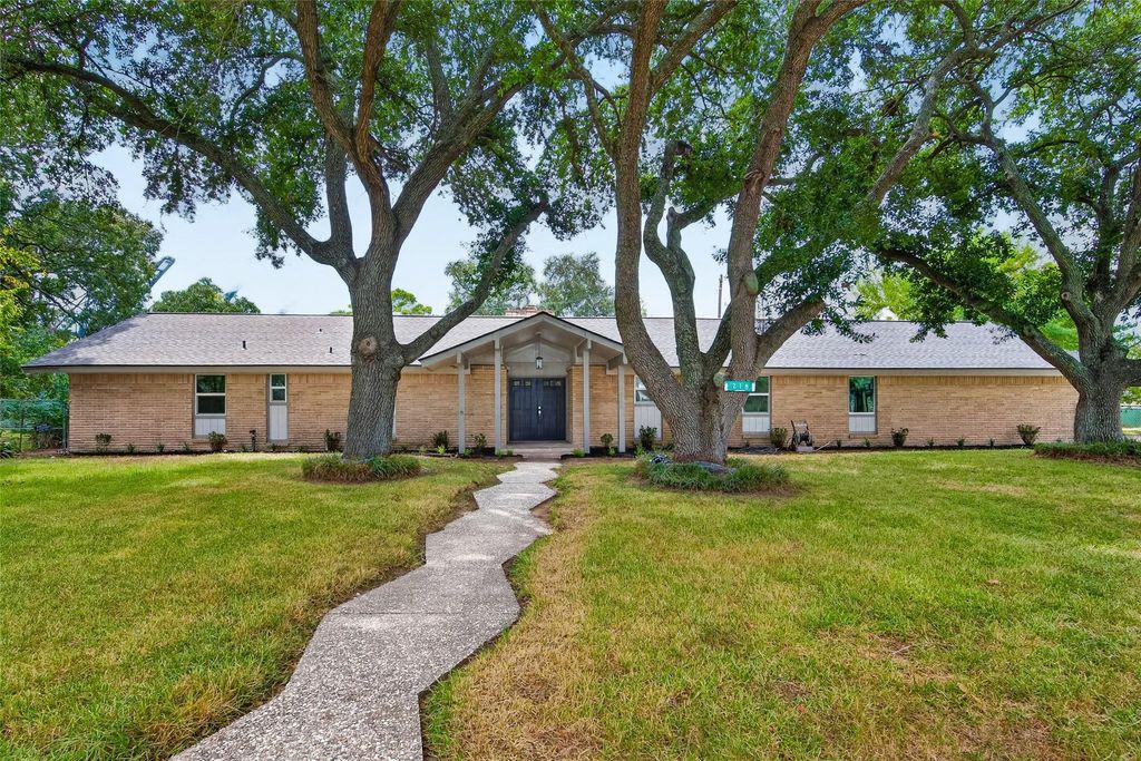 218 Bay Colony Circle, La Porte, TX 77571