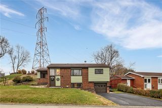 911 QUAKER DR., North Huntingdon, PA 15642