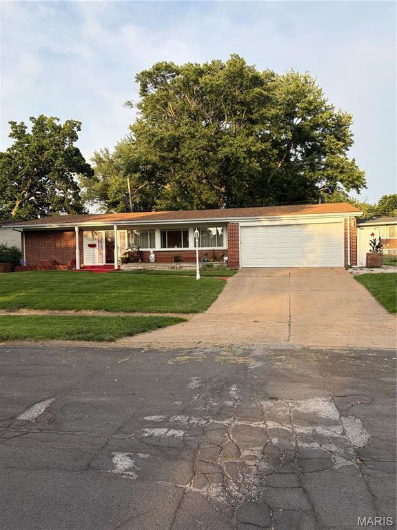 1360 Nashua Drive, Florissant, MO 63033