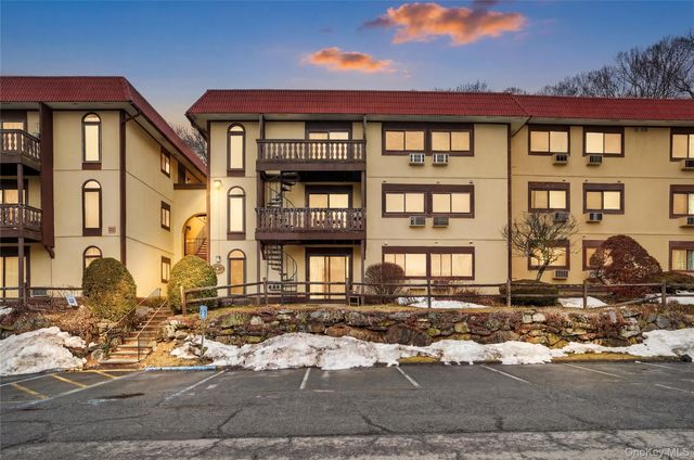 18 Granada Crescent 14, White Plains, NY 10603