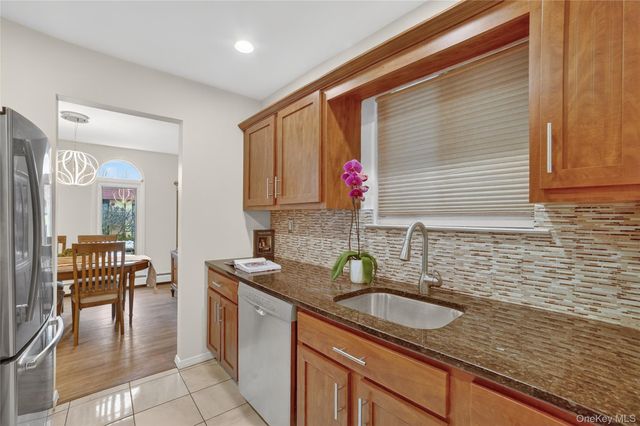 18 Granada Crescent 14, White Plains, NY 10603