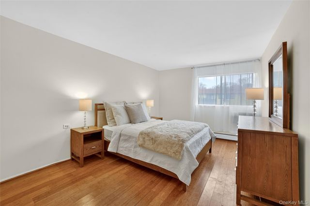 18 Granada Crescent 14, White Plains, NY 10603