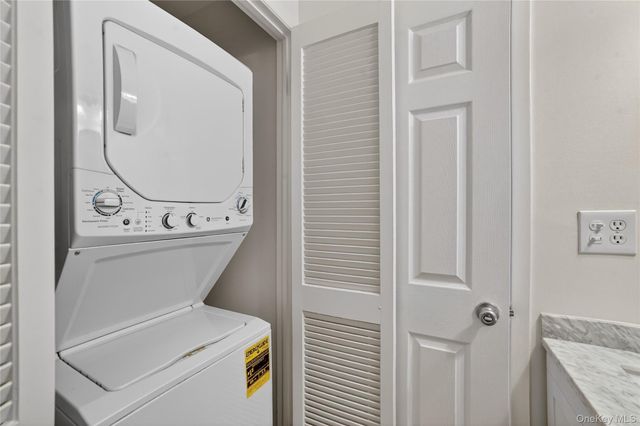 18 Granada Crescent 14, White Plains, NY 10603