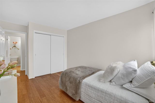 18 Granada Crescent 14, White Plains, NY 10603