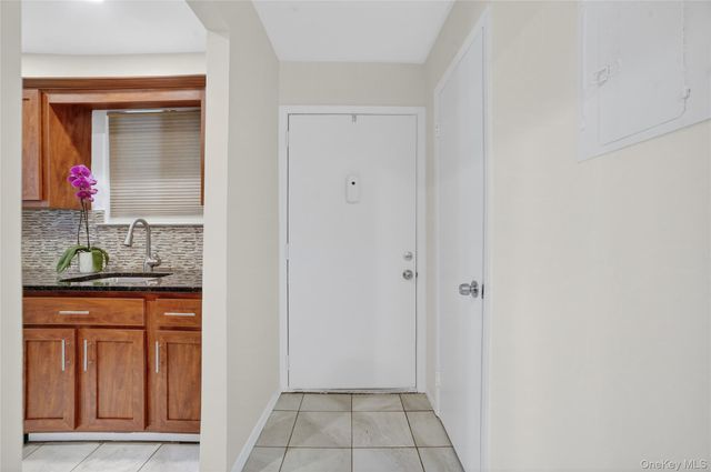 18 Granada Crescent 14, White Plains, NY 10603