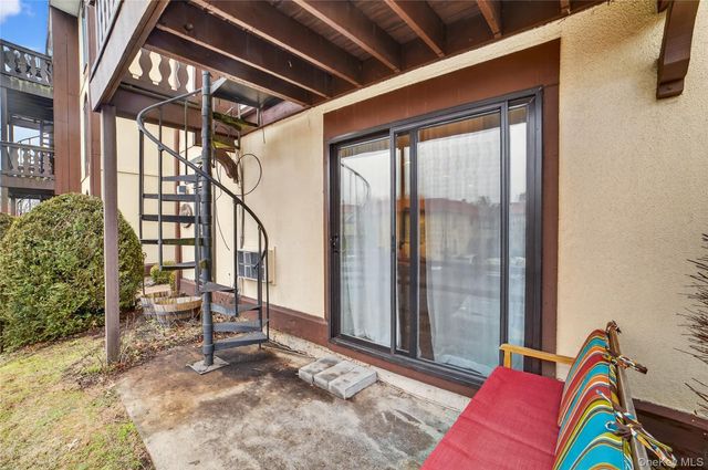 18 Granada Crescent 14, White Plains, NY 10603