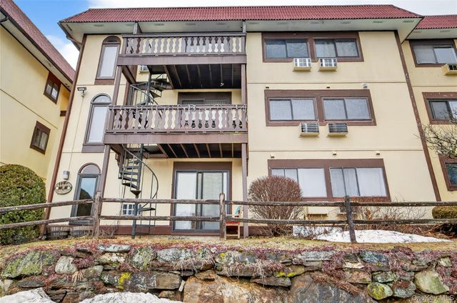 18 Granada Crescent 14, White Plains, NY 10603