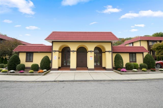 18 Granada Crescent 14, White Plains, NY 10603