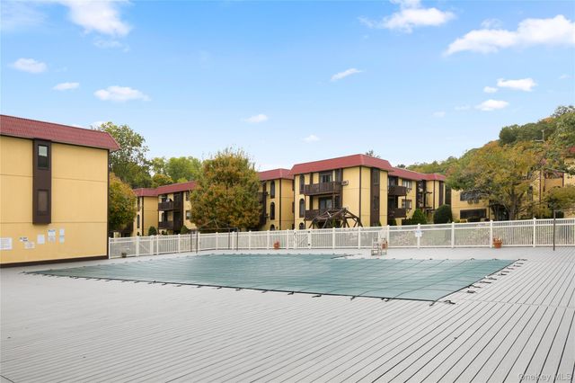 18 Granada Crescent 14, White Plains, NY 10603