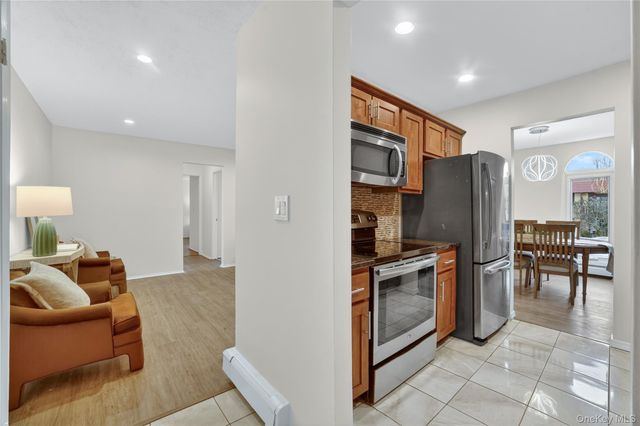 18 Granada Crescent 14, White Plains, NY 10603