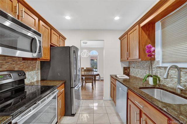 18 Granada Crescent 14, White Plains, NY 10603