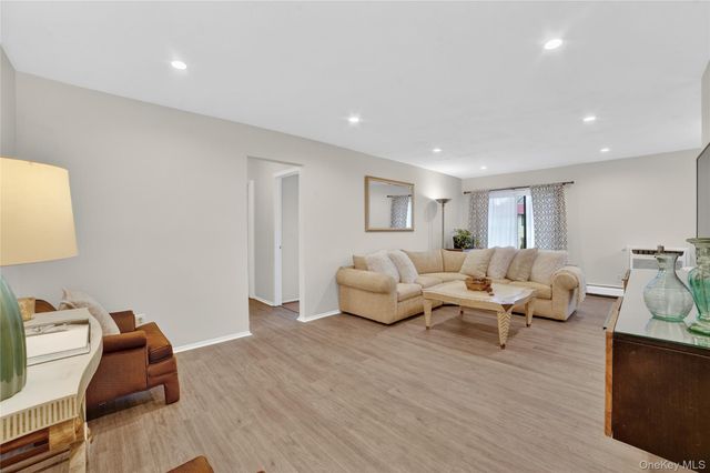 18 Granada Crescent 14, White Plains, NY 10603