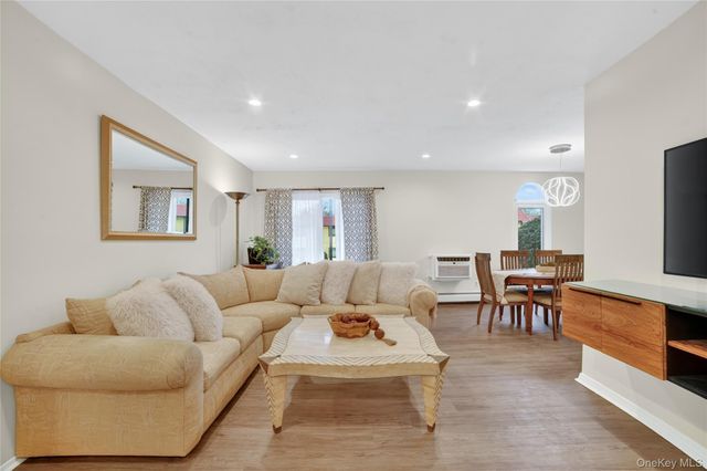 18 Granada Crescent 14, White Plains, NY 10603