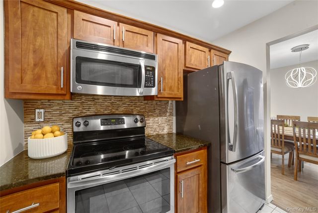 18 Granada Crescent 14, White Plains, NY 10603