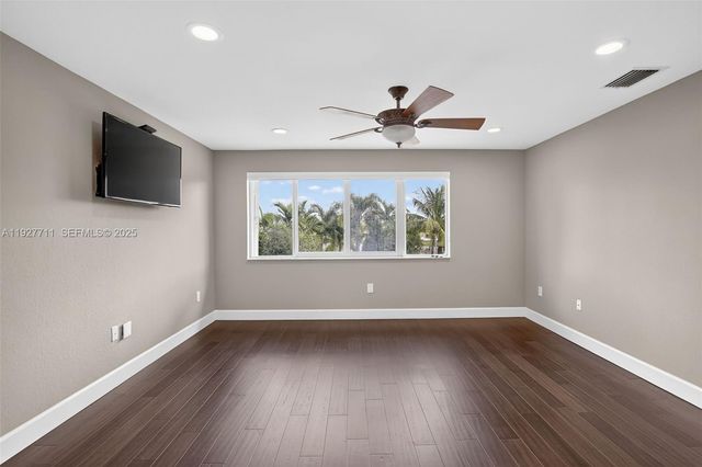 1911 NW 169th Ave, Pembroke Pines, FL 33028