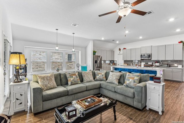 8942 Rancher Pl, Seguin, TX 78155