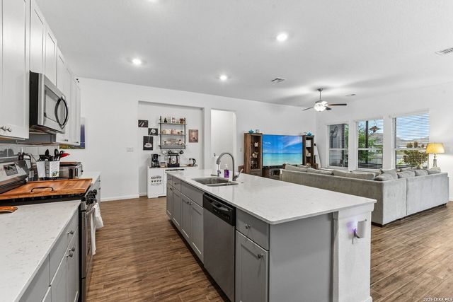8942 Rancher Pl, Seguin, TX 78155