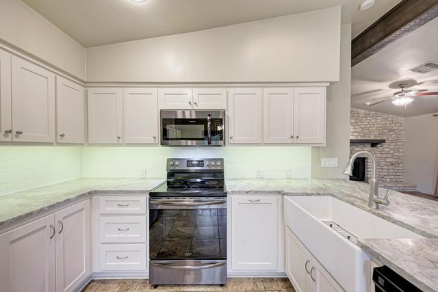 320 Lucy LN, Horseshoe Bay, TX 78657