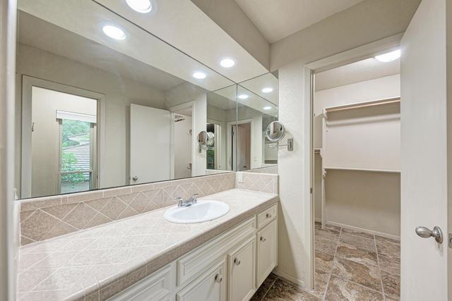 320 Lucy LN, Horseshoe Bay, TX 78657