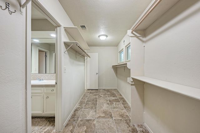 320 Lucy LN, Horseshoe Bay, TX 78657