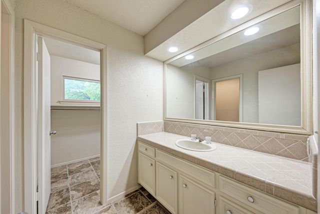 320 Lucy LN, Horseshoe Bay, TX 78657