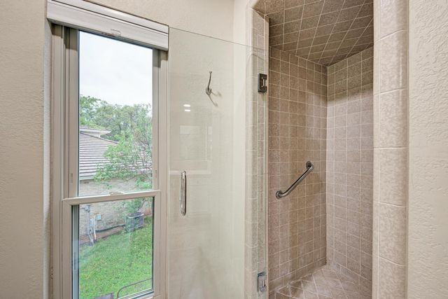 320 Lucy LN, Horseshoe Bay, TX 78657