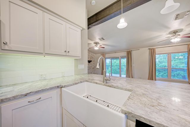 320 Lucy LN, Horseshoe Bay, TX 78657