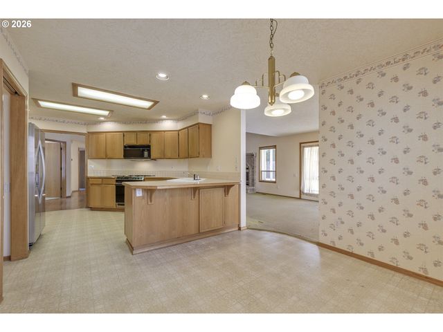 668 Ne MARYANN Ct, Hillsboro, OR 97124