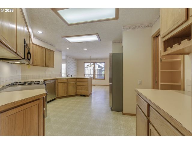 668 Ne MARYANN Ct, Hillsboro, OR 97124