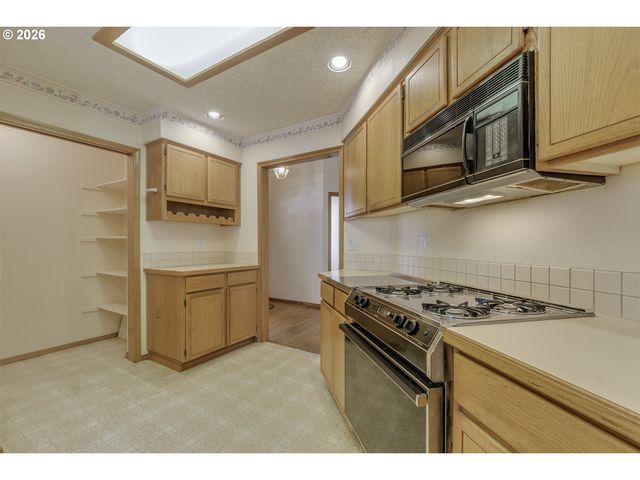 668 Ne MARYANN Ct, Hillsboro, OR 97124