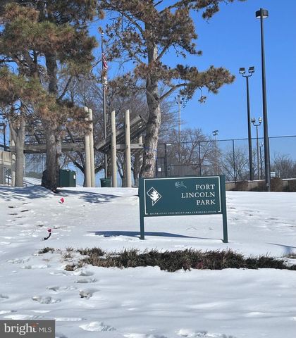 3422 SUMMIT CT NE, Washington, DC 20018